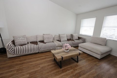 Casa en venta en Miami, Florida, 4 dormitorios, 161.09 m2 № 2382719 - foto 3