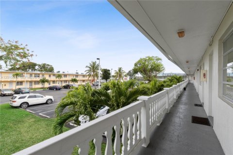 Condominio en venta en Miami Gardens, Florida, 1 dormitorio, 69.86 m2 № 2171052 - foto 13