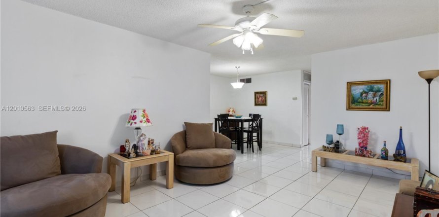 Condominio en Miami Gardens, Florida, 1 dormitorio № 2171052