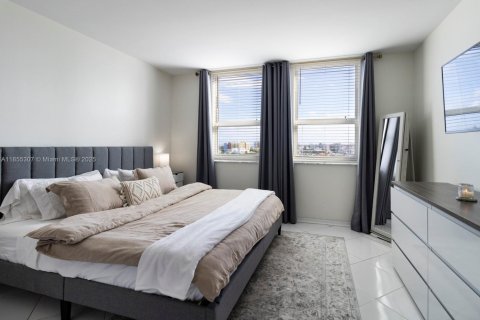 Condominio en venta en Miami Beach, Florida, 1 dormitorio, 68.75 m2 № 1877839 - foto 10