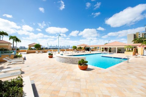Condominio en venta en Miami Beach, Florida, 1 dormitorio, 68.75 m2 № 1877839 - foto 17
