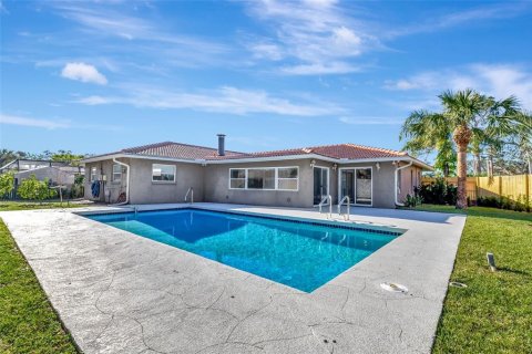 House in Sarasota, Florida 4 bedrooms, 196.02 sq.m. № 1559095 - photo 3