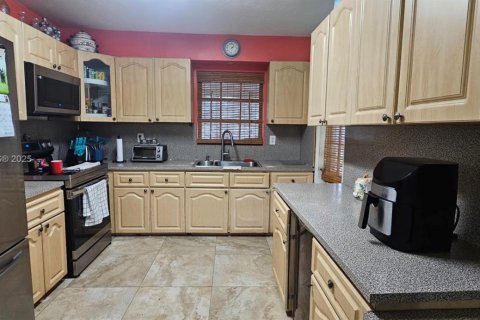 Villa ou maison à vendre à Miami, Floride: 3 chambres, 139.91 m2 № 2059874 - photo 10