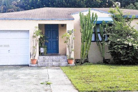 Villa ou maison à vendre à Miami, Floride: 3 chambres, 139.91 m2 № 2059874 - photo 2