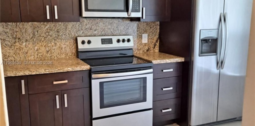 Condominio en Miramar, Florida, 2 dormitorios  № 2030583