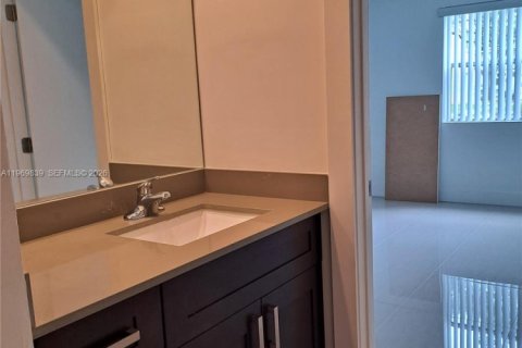 Condominio en alquiler en Miramar, Florida, 2 dormitorios, 100.71 m2 № 2030583 - foto 11