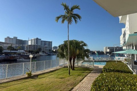 Condo in Hallandale Beach, Florida, 1 bedroom  № 2081156 - photo 17