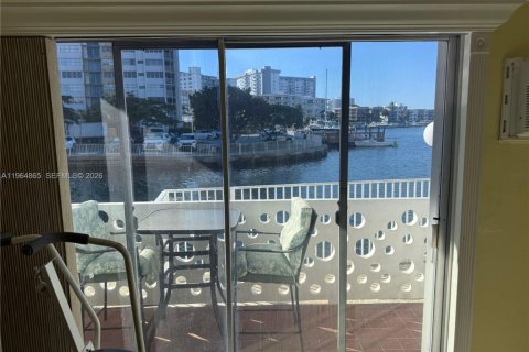 Condo in Hallandale Beach, Florida, 1 bedroom  № 2081156 - photo 8