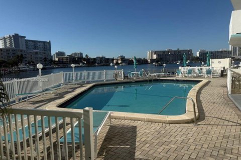 Condo in Hallandale Beach, Florida, 1 bedroom  № 2081156 - photo 26
