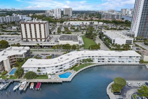 Condo in Hallandale Beach, Florida, 1 bedroom  № 2081156 - photo 27