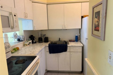 Condo in Hallandale Beach, Florida, 1 bedroom  № 2081156 - photo 6