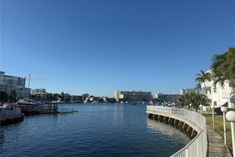 Condo in Hallandale Beach, Florida, 1 bedroom  № 2081156