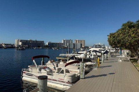 Condo in Hallandale Beach, Florida, 1 bedroom  № 2081156 - photo 22