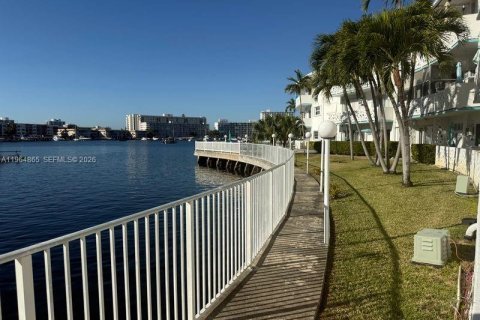 Condo in Hallandale Beach, Florida, 1 bedroom  № 2081156 - photo 20
