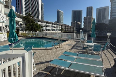 Condo in Hallandale Beach, Florida, 1 bedroom  № 2081156 - photo 21