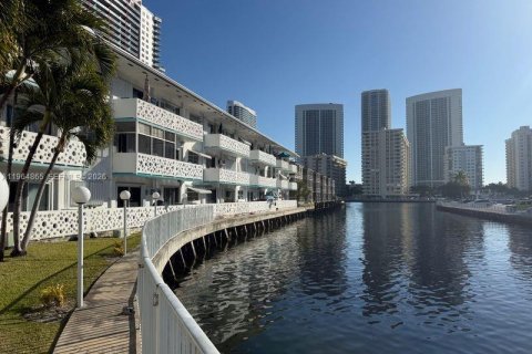 Condo in Hallandale Beach, Florida, 1 bedroom  № 2081156 - photo 18