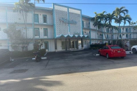 Condo in Hallandale Beach, Florida, 1 bedroom  № 2081156 - photo 12