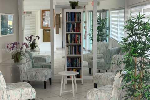 Condo in Hallandale Beach, Florida, 1 bedroom  № 2081156 - photo 15