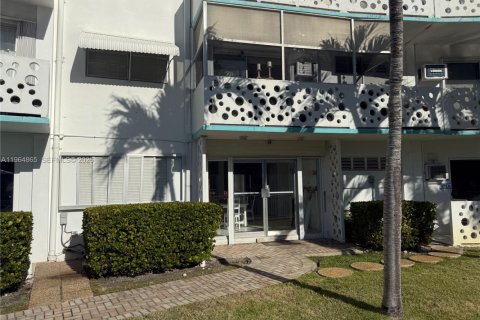 Condo in Hallandale Beach, Florida, 1 bedroom  № 2081156 - photo 16