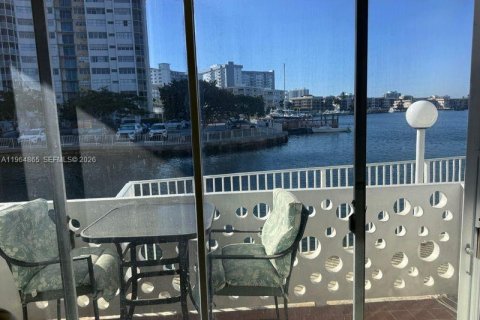 Condo in Hallandale Beach, Florida, 1 bedroom  № 2081156 - photo 9