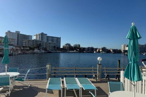 Condo in Hallandale Beach, Florida, 1 bedroom  № 2081156 - photo 25