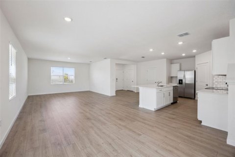House in Apopka, Florida 4 bedrooms, 214.42 sq.m. № 2394003 - photo 4