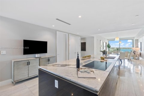 Condo in Bal Harbour, Florida, 3 bedrooms  № 1798719 - photo 13