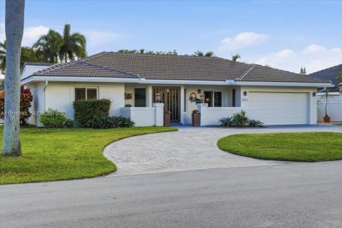 House in Pompano Beach, Florida 3 bedrooms, 201.41 sq.m. № 1988939 - photo 1