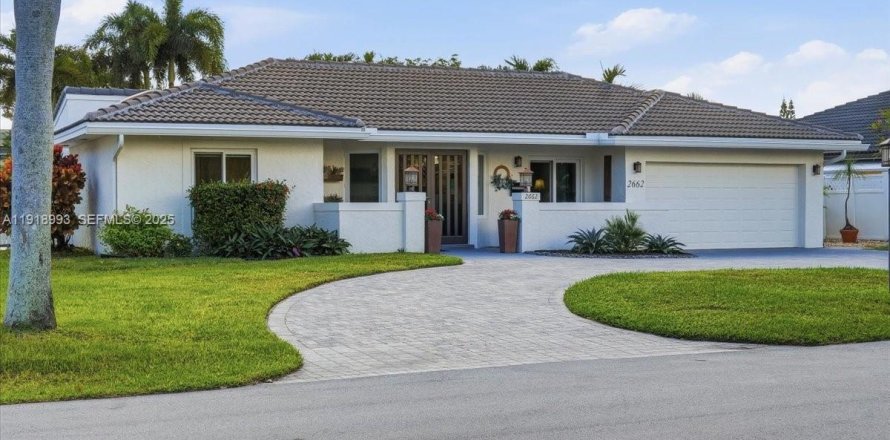 House in Pompano Beach, Florida 3 bedrooms, 201.41 sq.m. № 1988939