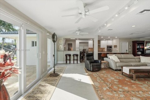 House in Pompano Beach, Florida 3 bedrooms, 201.41 sq.m. № 1988939 - photo 16