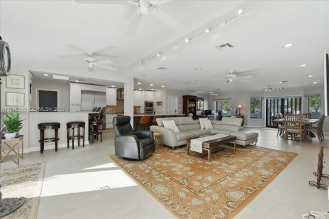 House in Pompano Beach, Florida 3 bedrooms, 201.41 sq.m. № 1988939 - photo 12