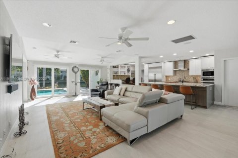 House in Pompano Beach, Florida 3 bedrooms, 201.41 sq.m. № 1988939 - photo 11