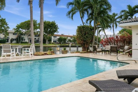 House in Pompano Beach, Florida 3 bedrooms, 201.41 sq.m. № 1988939 - photo 9