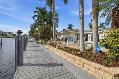 House in Pompano Beach, Florida 3 bedrooms, 201.41 sq.m. № 1988939 - photo 6