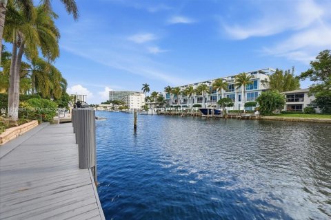 House in Pompano Beach, Florida 3 bedrooms, 201.41 sq.m. № 1988939 - photo 7