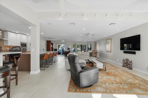 House in Pompano Beach, Florida 3 bedrooms, 201.41 sq.m. № 1988939 - photo 14