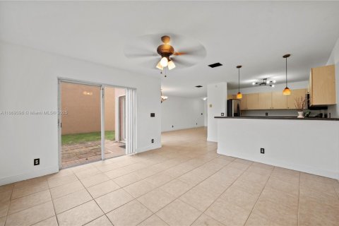 House in Lauderhill, Florida 4 bedrooms, 166.3 sq.m. № 1896906 - photo 5