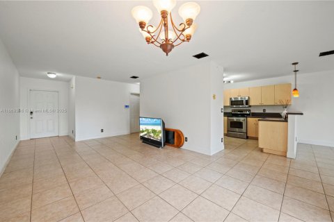 House in Lauderhill, Florida 4 bedrooms, 166.3 sq.m. № 1896906 - photo 4