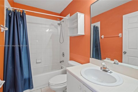House in Lauderhill, Florida 4 bedrooms, 166.3 sq.m. № 1896906 - photo 18