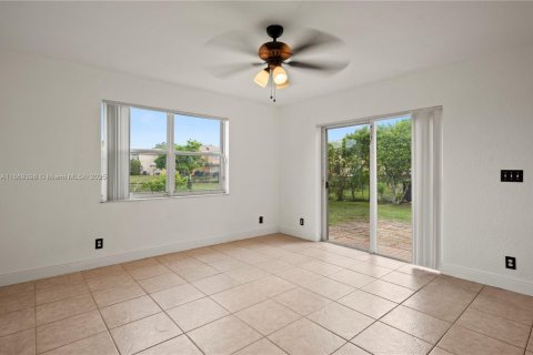 House in Lauderhill, Florida 4 bedrooms, 166.3 sq.m. № 1896906 - photo 10