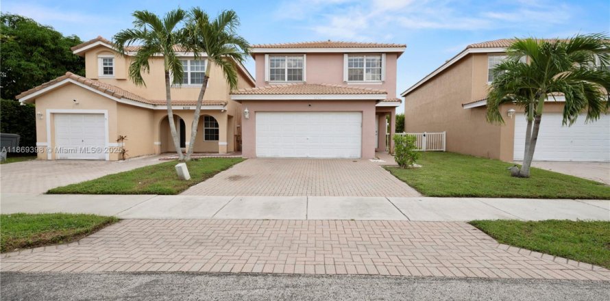 House in Lauderhill, Florida 4 bedrooms, 166.3 sq.m. № 1896906