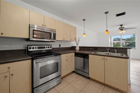 House in Lauderhill, Florida 4 bedrooms, 166.3 sq.m. № 1896906 - photo 8