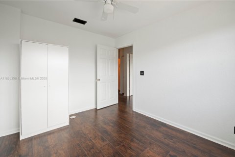 House in Lauderhill, Florida 4 bedrooms, 166.3 sq.m. № 1896906 - photo 22