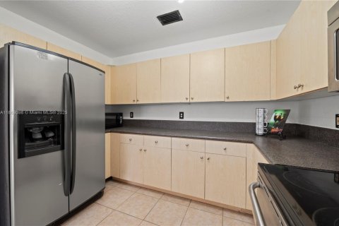 House in Lauderhill, Florida 4 bedrooms, 166.3 sq.m. № 1896906 - photo 7