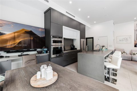 Снять в аренду таунхаус в Ки-Бискейн, Флорида 4 спальни, 188.59м2, № 2027293 - фото 4