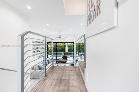 Снять в аренду таунхаус в Ки-Бискейн, Флорида 4 спальни, 188.59м2, № 2027293 - фото 7