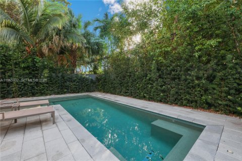 Снять в аренду таунхаус в Ки-Бискейн, Флорида 4 спальни, 188.59м2, № 2027293 - фото 24