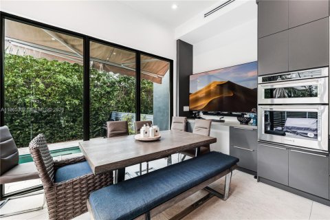 Снять в аренду таунхаус в Ки-Бискейн, Флорида 4 спальни, 188.59м2, № 2027293 - фото 3