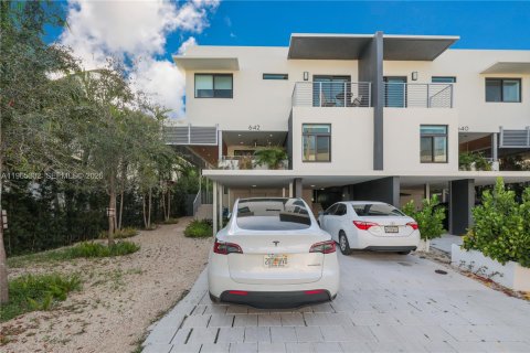 Снять в аренду таунхаус в Ки-Бискейн, Флорида 4 спальни, 188.59м2, № 2027293 - фото 19