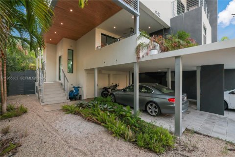 Снять в аренду таунхаус в Ки-Бискейн, Флорида 4 спальни, 188.59м2, № 2027293 - фото 18